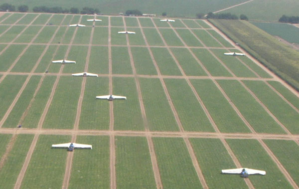 Gurkenflieger auf dem Feld Luftaufnahme